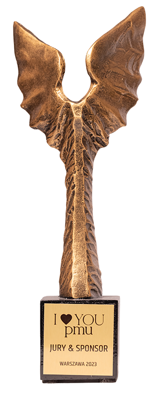 Złota statuetka z napisem I love you PMU, Jury & Sponsor, Warszawa 2023 na podstawie.