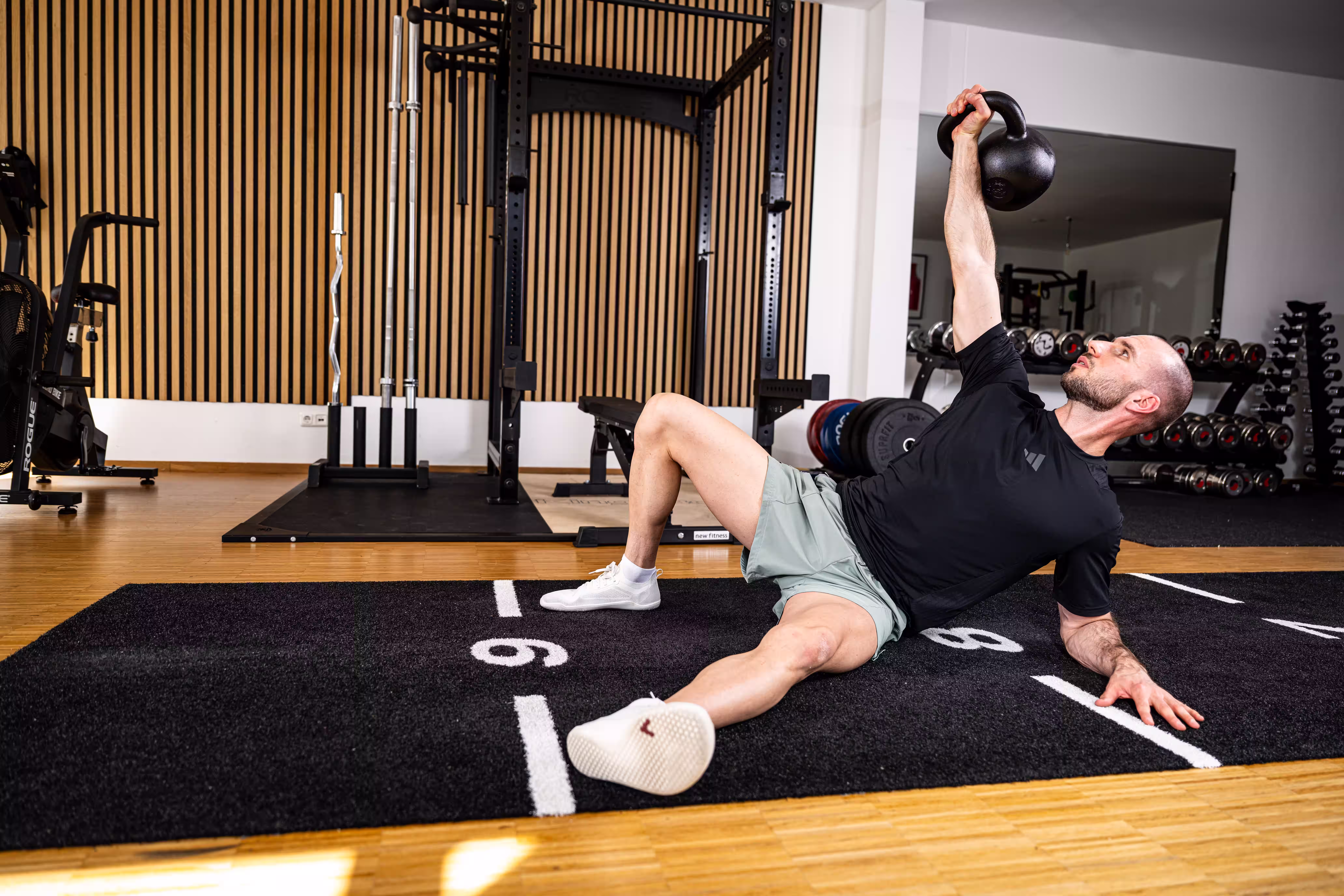 Peter Bischof beim Training mit der Kettlebell