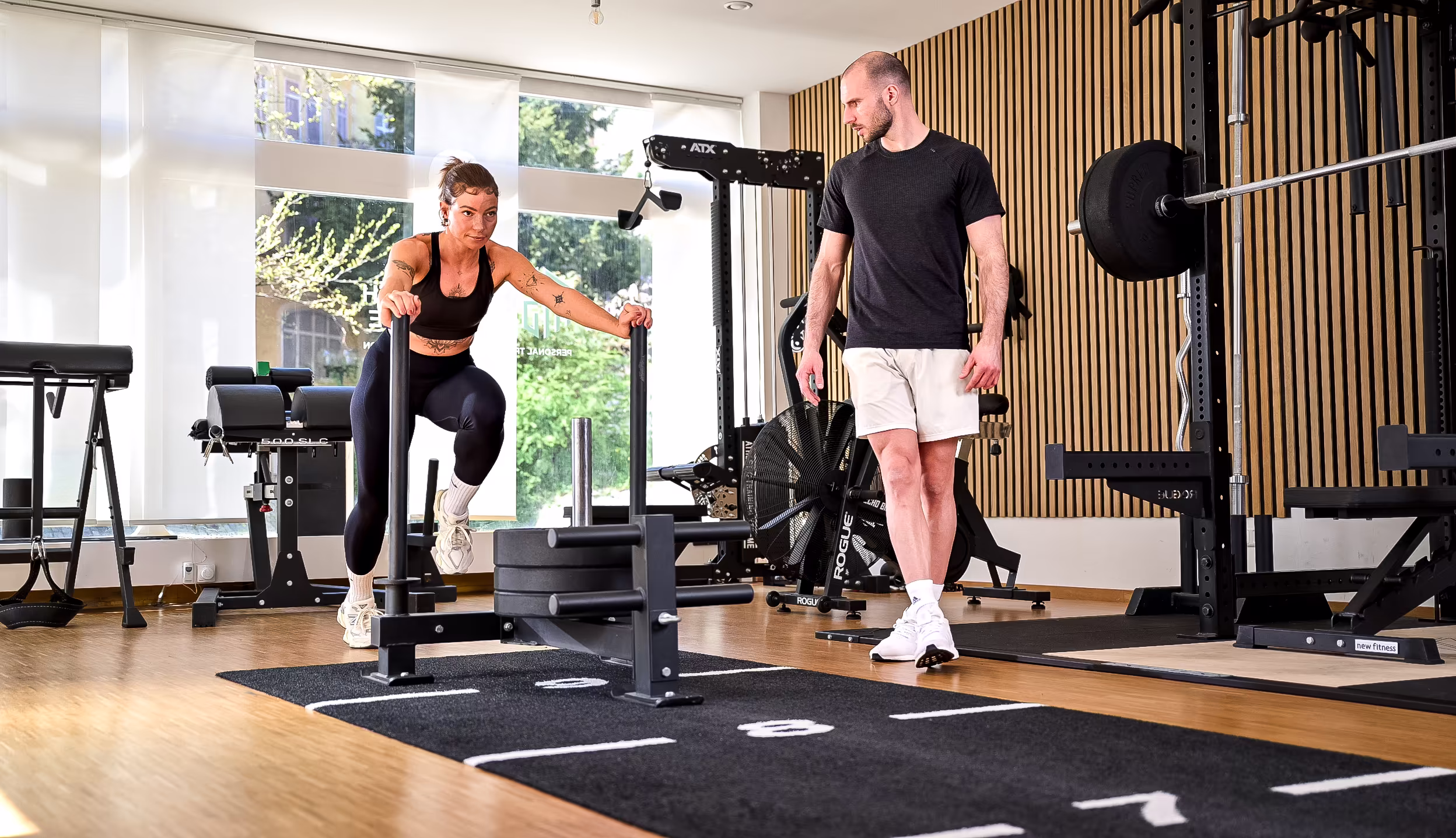 Peter Bischof korrigiert die Ausführung der Übung bei einer Klientin