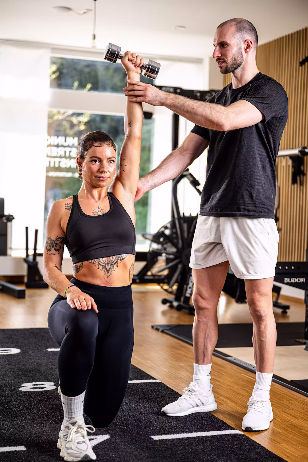 Peter Bischof leitet Klientin beim individuellen Training an