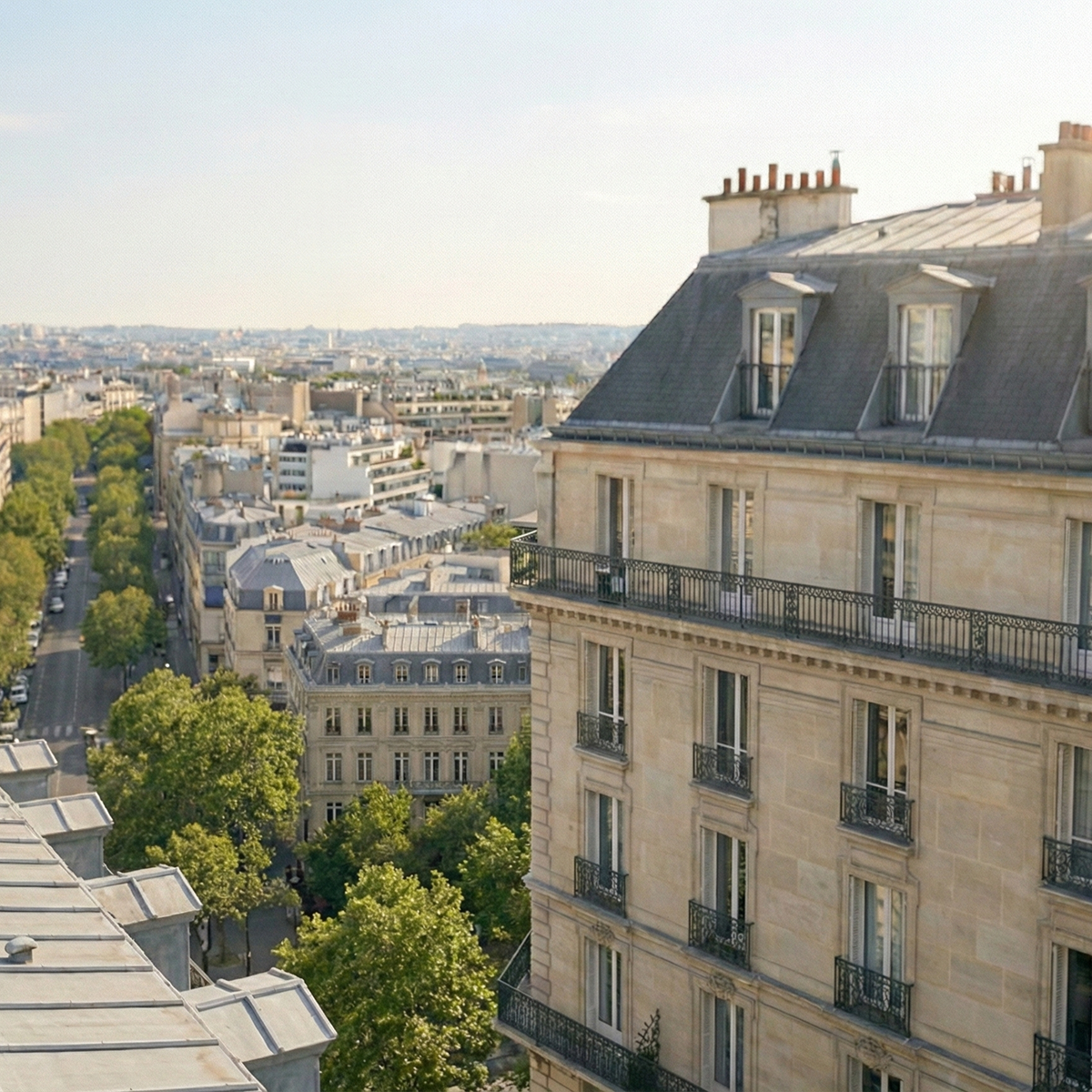 Homme d'affaires mûr en costume, travaillant sur un ordinateur portable et prenant des notes dans un carnet, assis devant une fenêtre avec balcon en fer forgé.