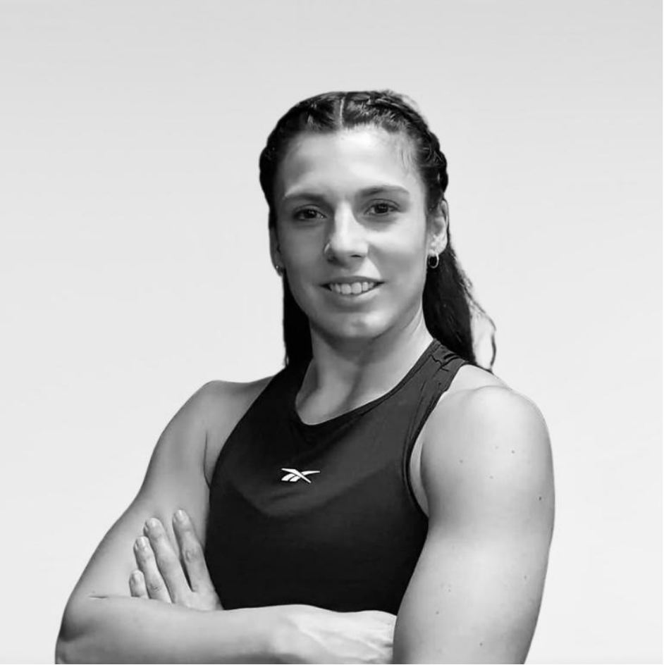 Foto en blanco y negro de Carlota Requeno, fisioterapeuta y graduada en Ciencias del Deporte.
