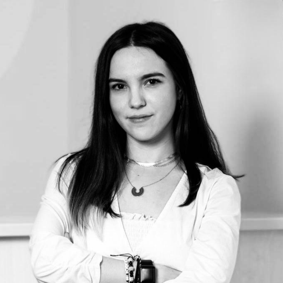 Foto en blanco y negro de Marta Seone Egozcuez. Psicóloga Sanitaria.