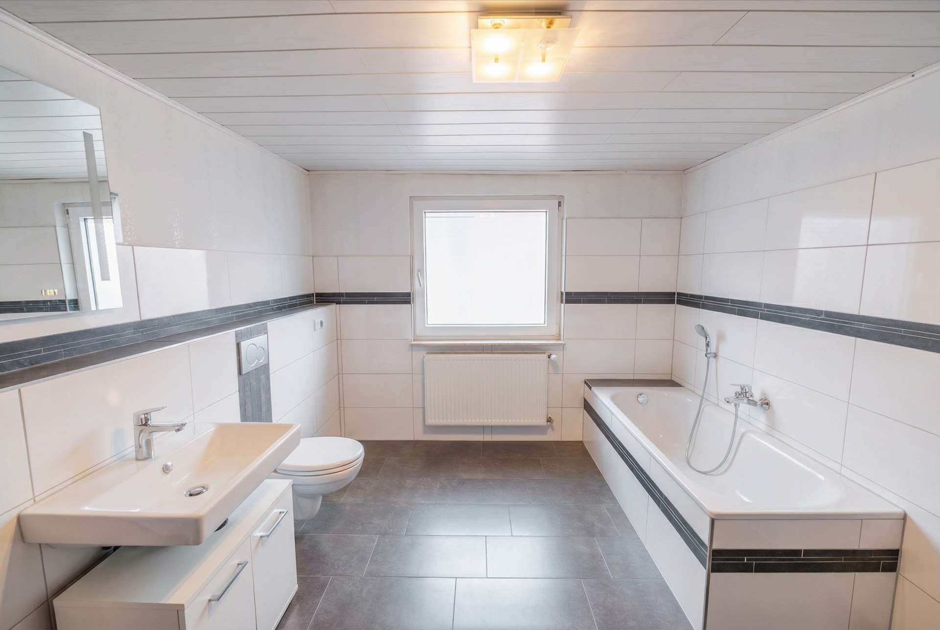 Badezimmer Haus links