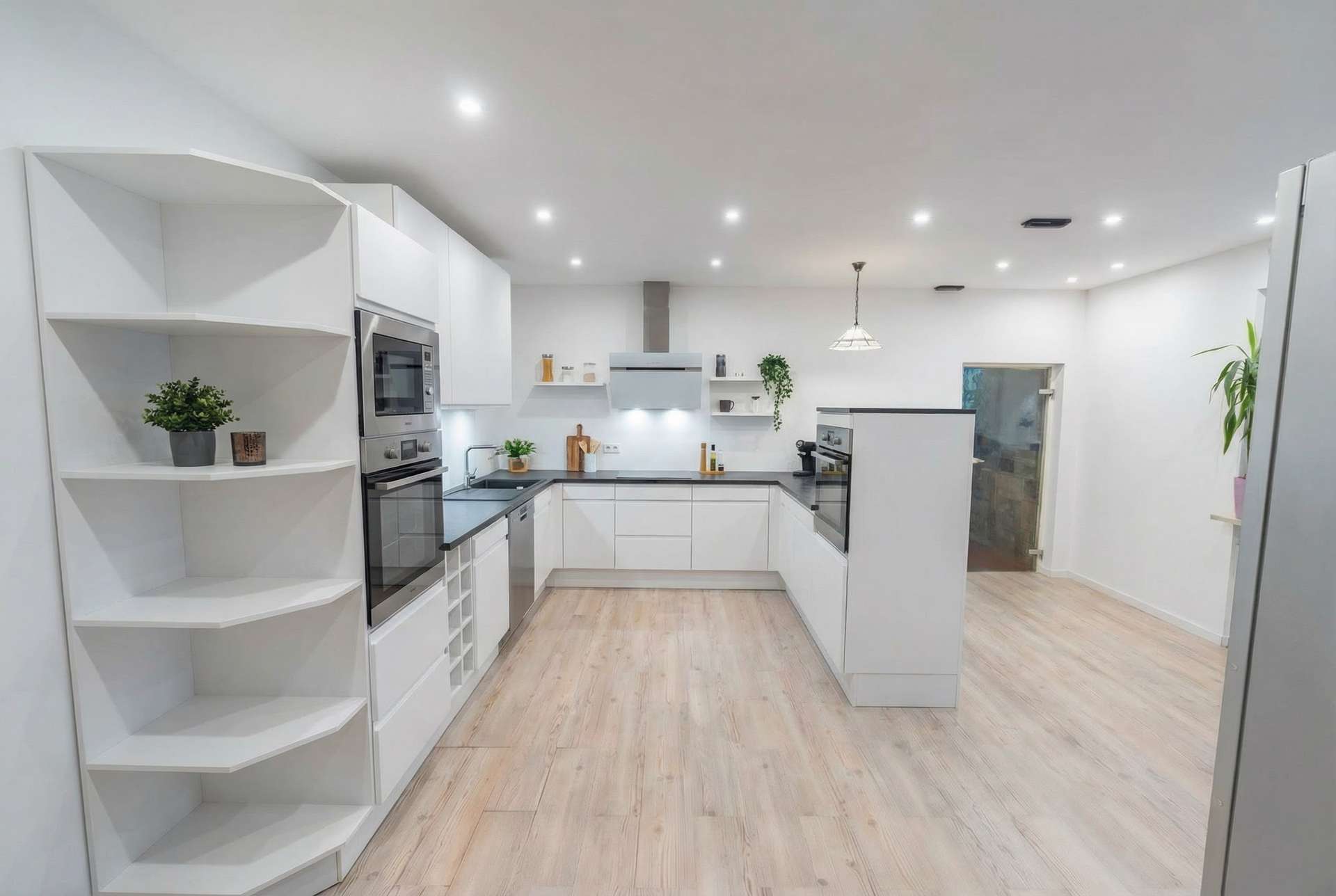 BEISPIEL alternative Küche Haus rechts