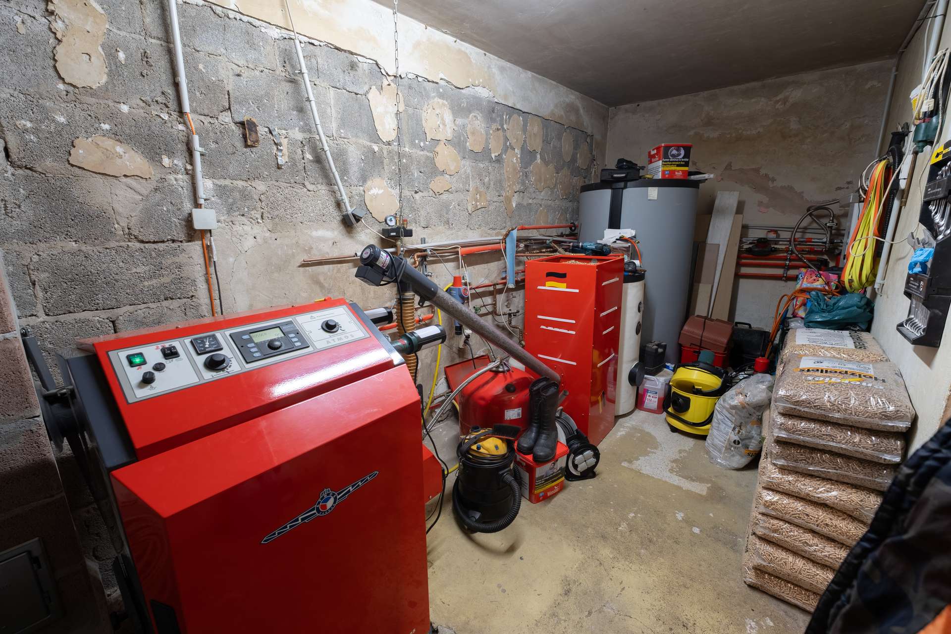 Pelletheizung Haus rechts