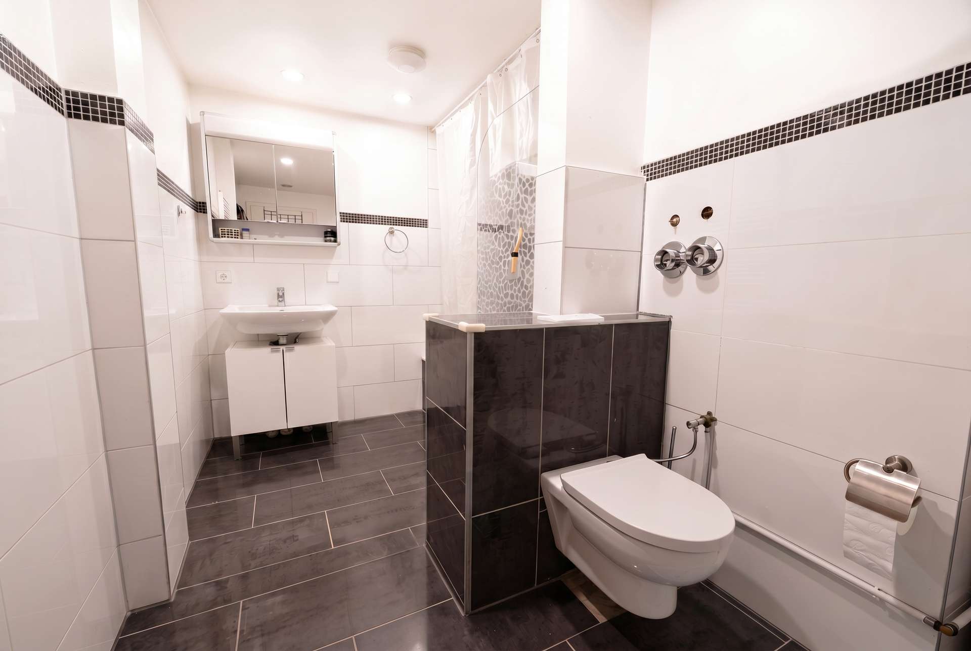 Modernisiertes Badezimmer mit zeitgemäßem Erscheinungsbild