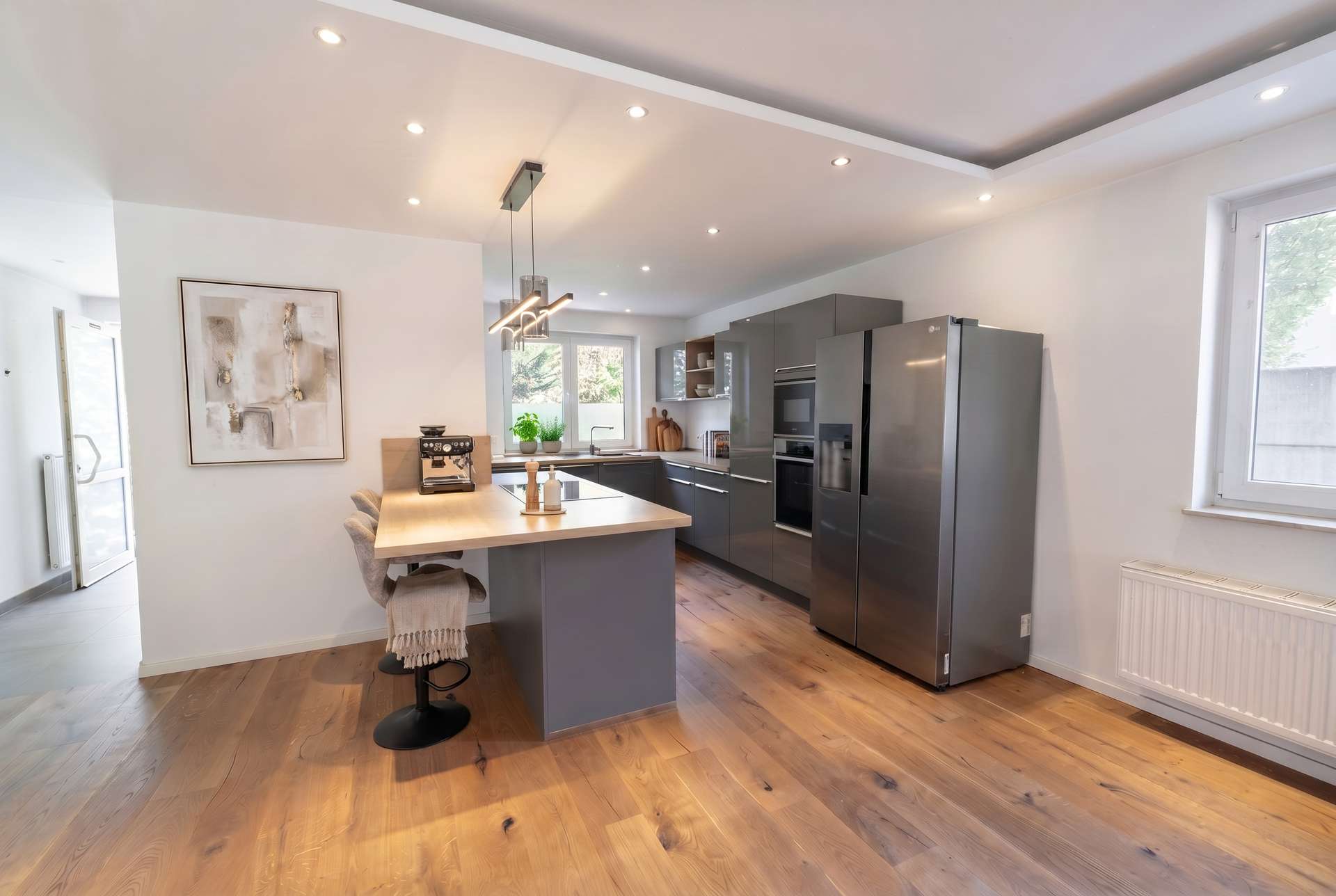 Moderne Küche als kommunikativer Mittelpunkt des Hauses-staged
