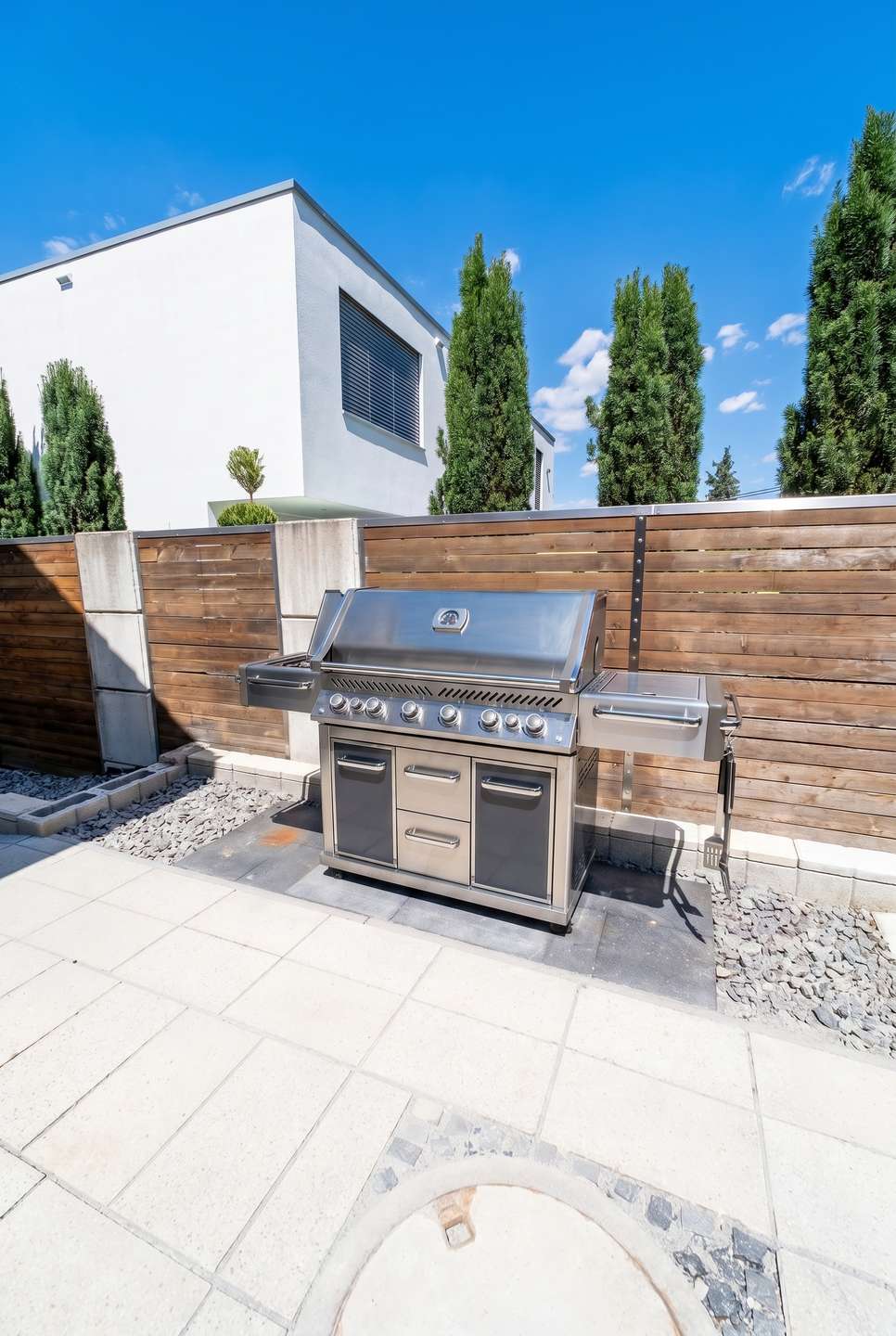 Terrasse und Außenküche für entspannte Stunden im Freien-staged