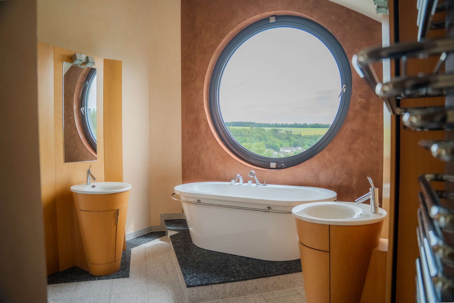 Freistehende Wanne, runde Fenster und Weitblick – ein besonderer Ort zum Abschalten