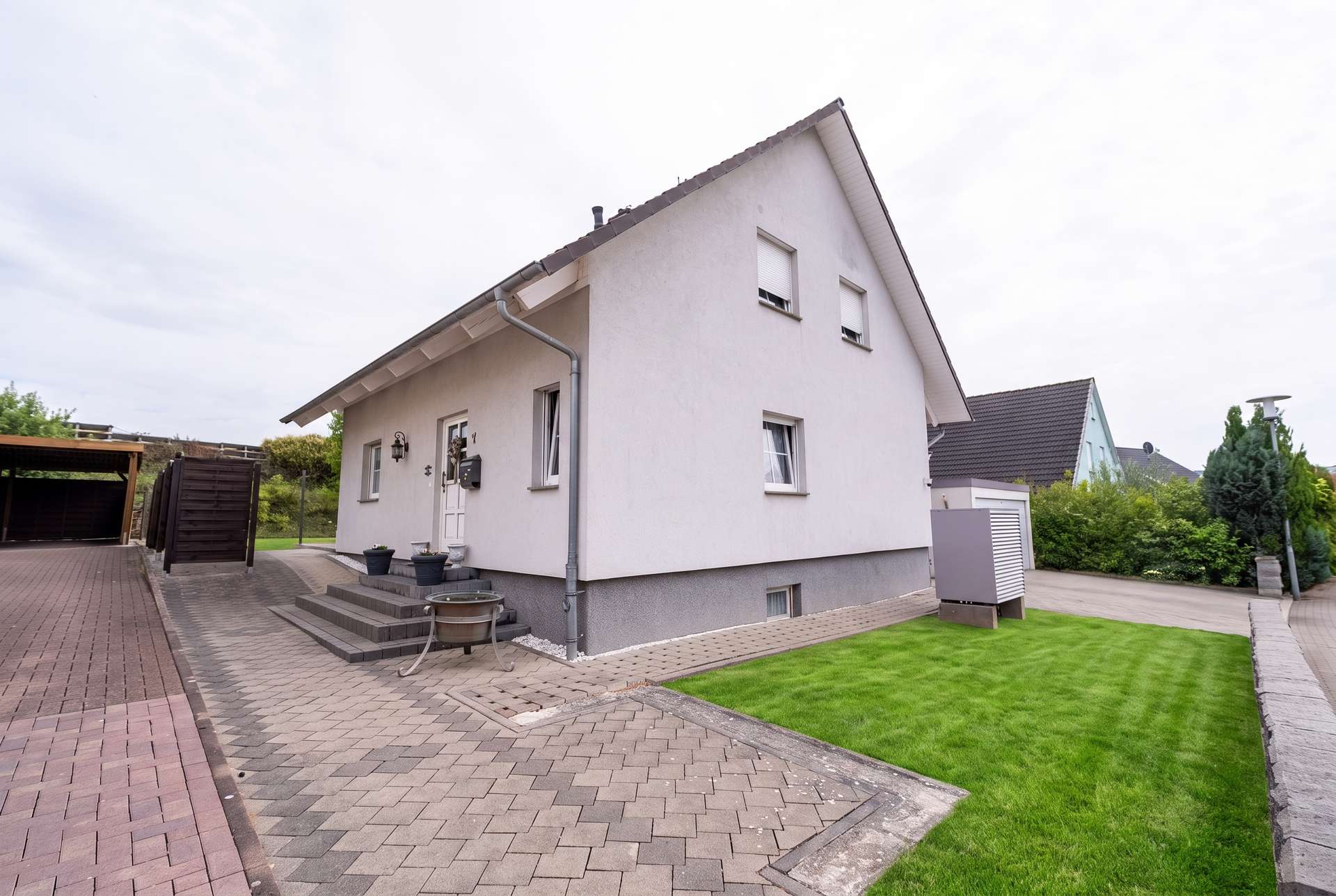 Garten, Terrasse und Pool als private Freizeitfläche