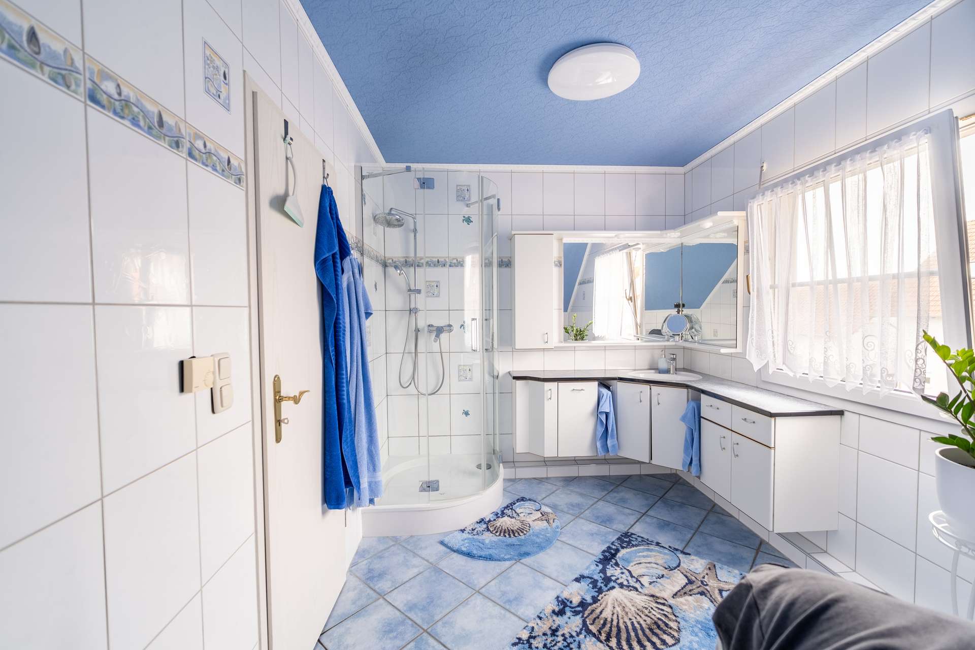 Tageslichtbad mit Wanne, Dusche und viel Nutzwert