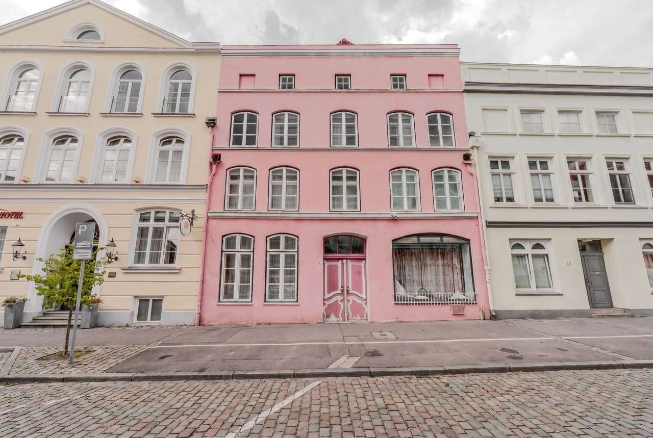 Historische Stadthausfassade mit besonderer Präsenz