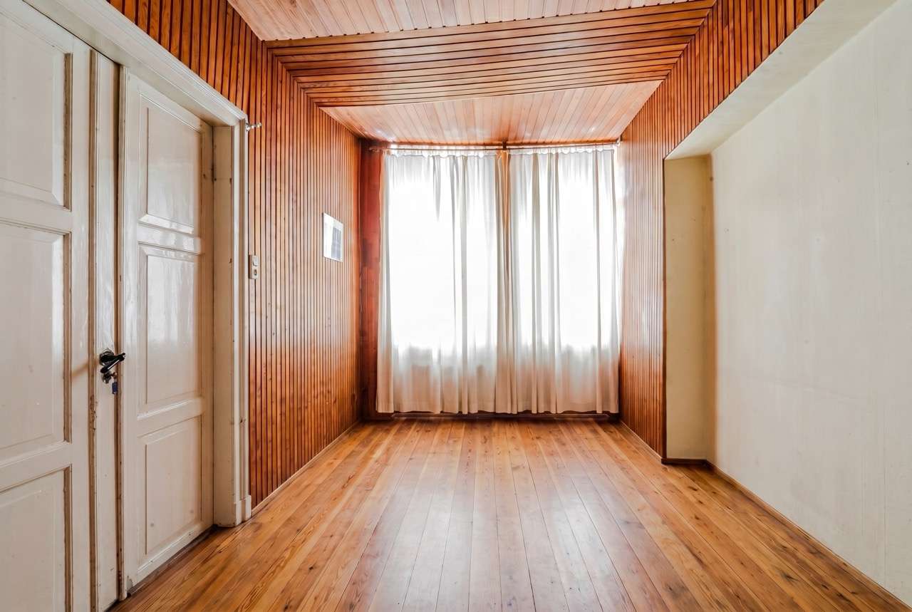 Alte Dielen und hohe Fenster als Basis für stilvolles Wohnen
