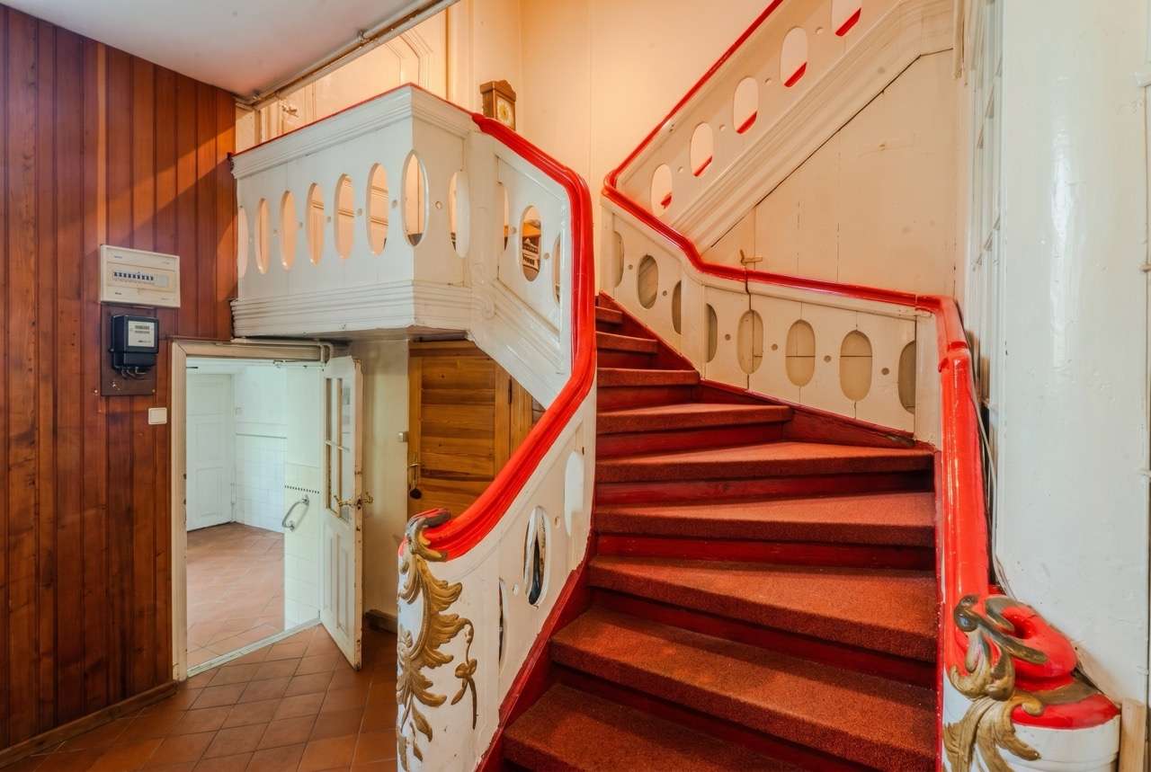 Historisches Treppenhaus mit charaktervollen Details