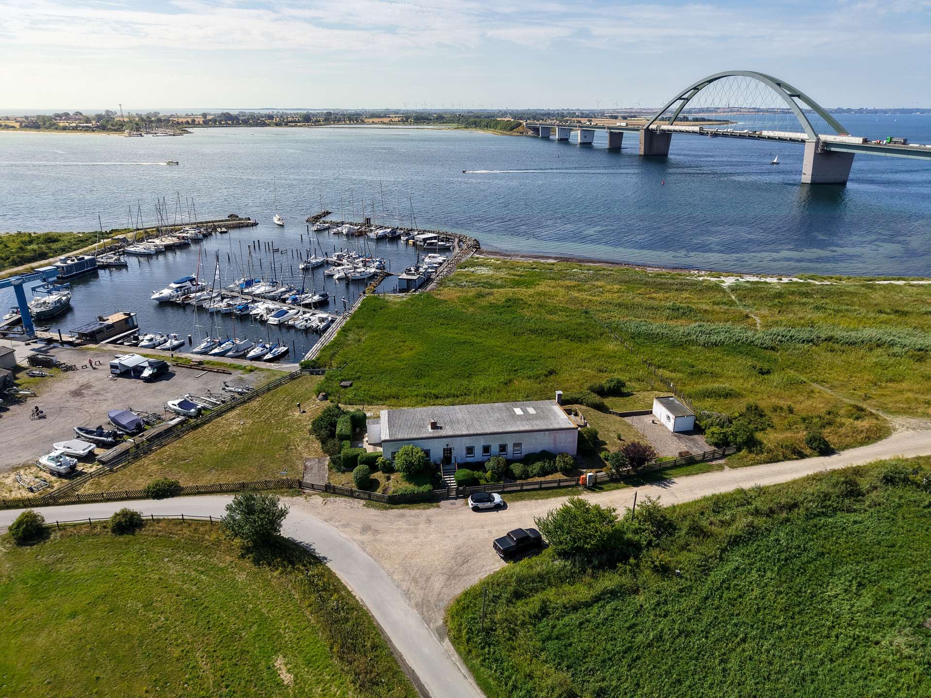 Direkt am Wasser mit Blick auf die Fehmarnsundbrücke