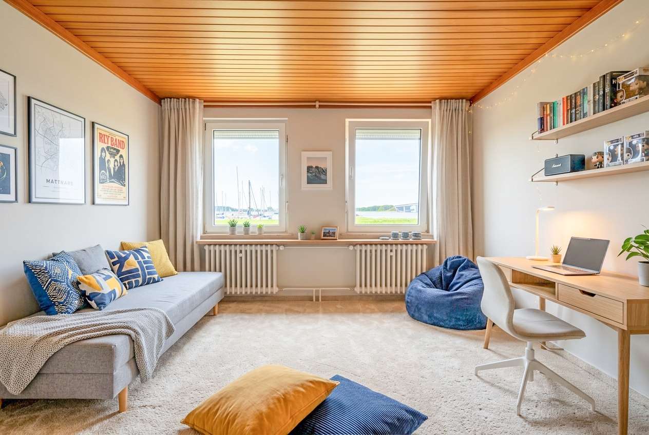 staged: Wohnen mit Licht, Weite und Blick Richtung Fehmarnsund