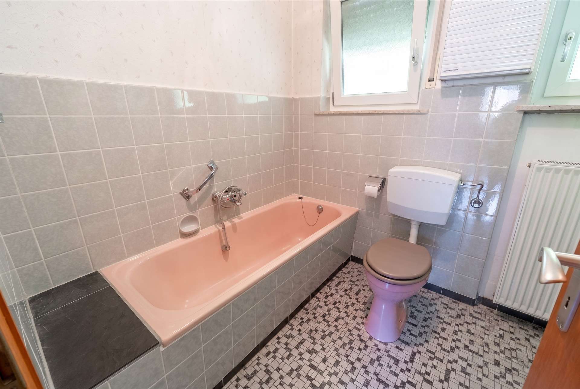 Tageslichtbad mit Badewanne und praktischem Grundriss