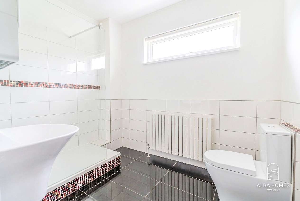 Modernisiertes Bad mit Tageslicht und Komfort im Alltag