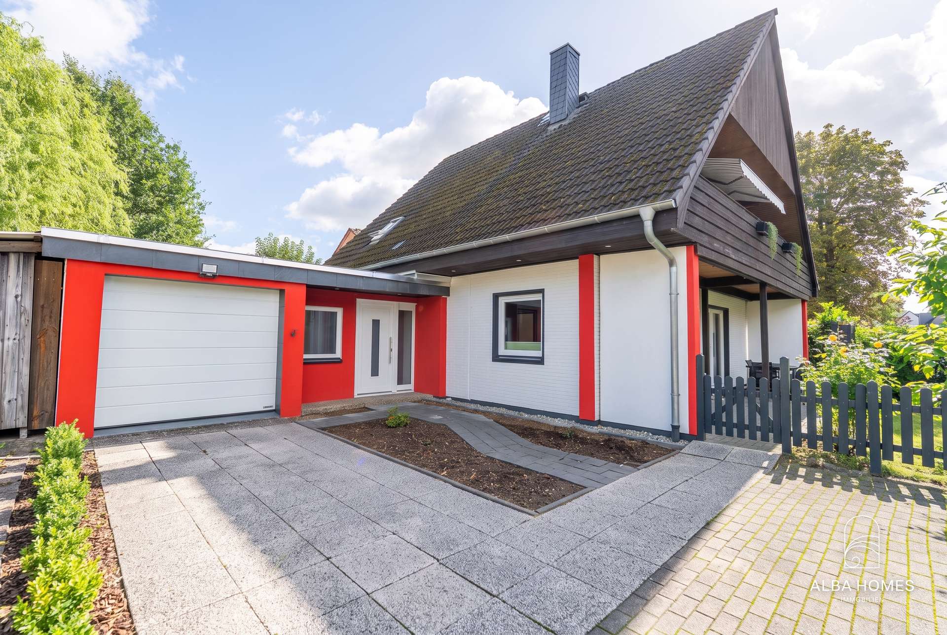 Gepflegte Ankunft mit Garage und einladendem Eingangsbereich