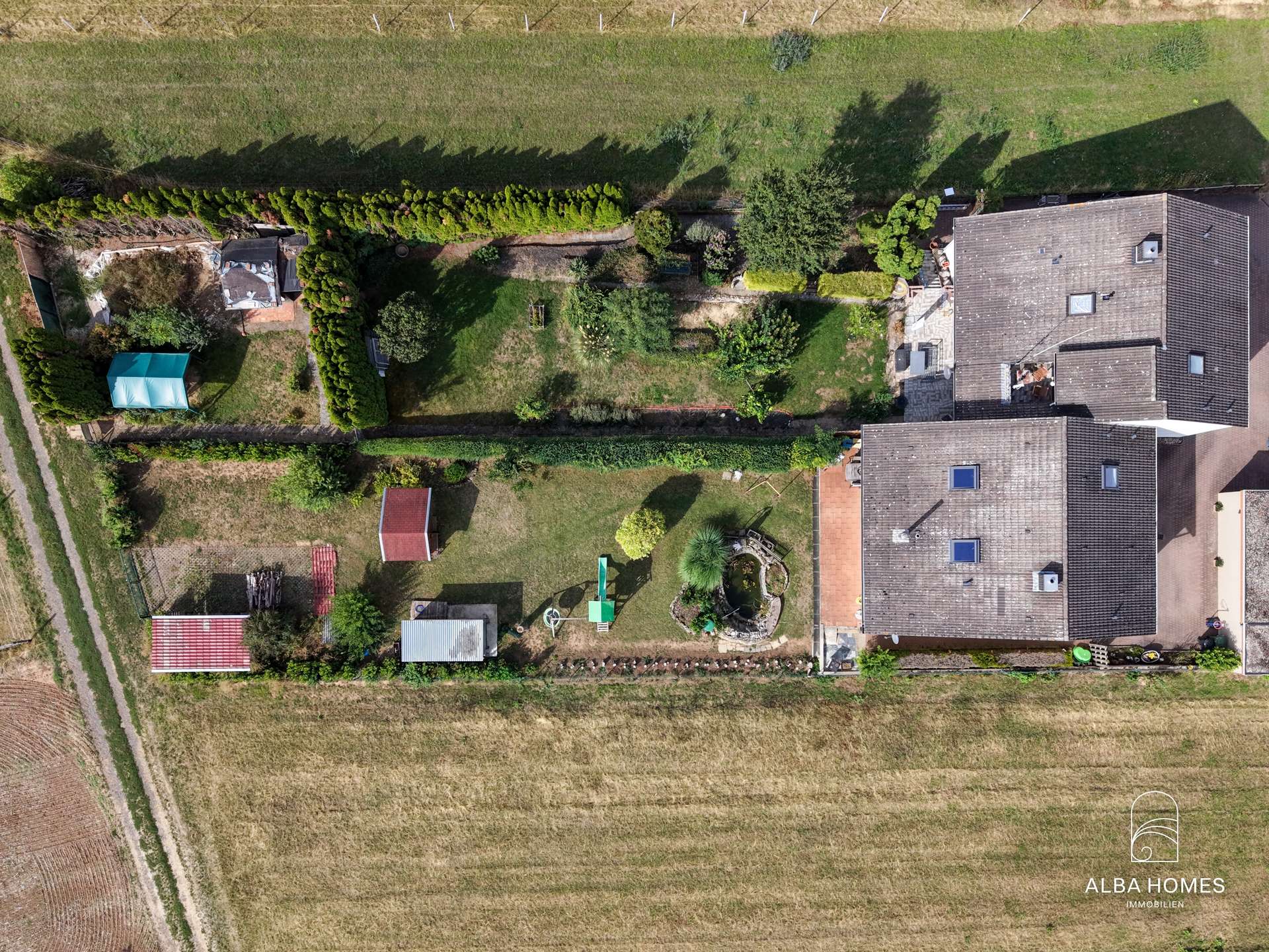 Weitläufiges Grundstück mit viel Grün und direktem Bezug zur Natur