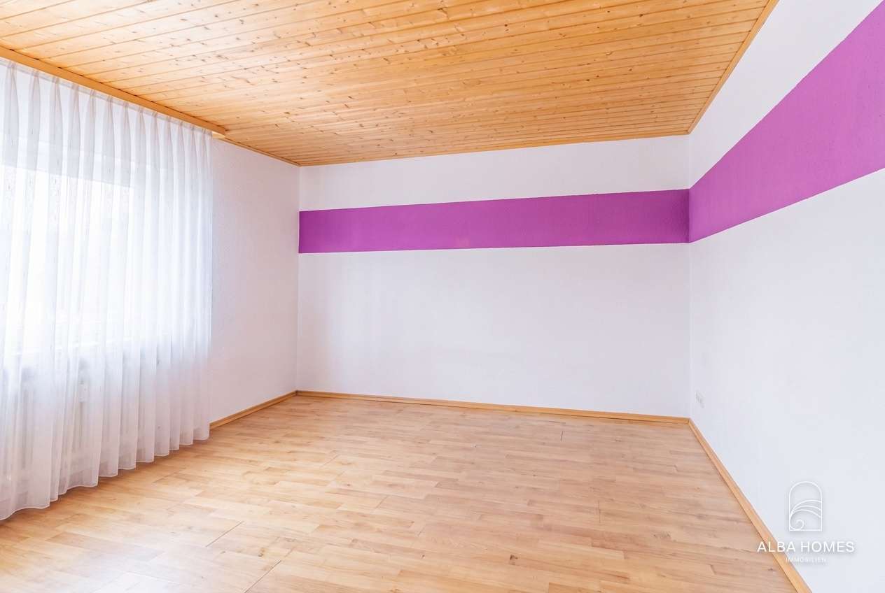 Schlafzimmer mit Platz für Erholung und Privatsphäre