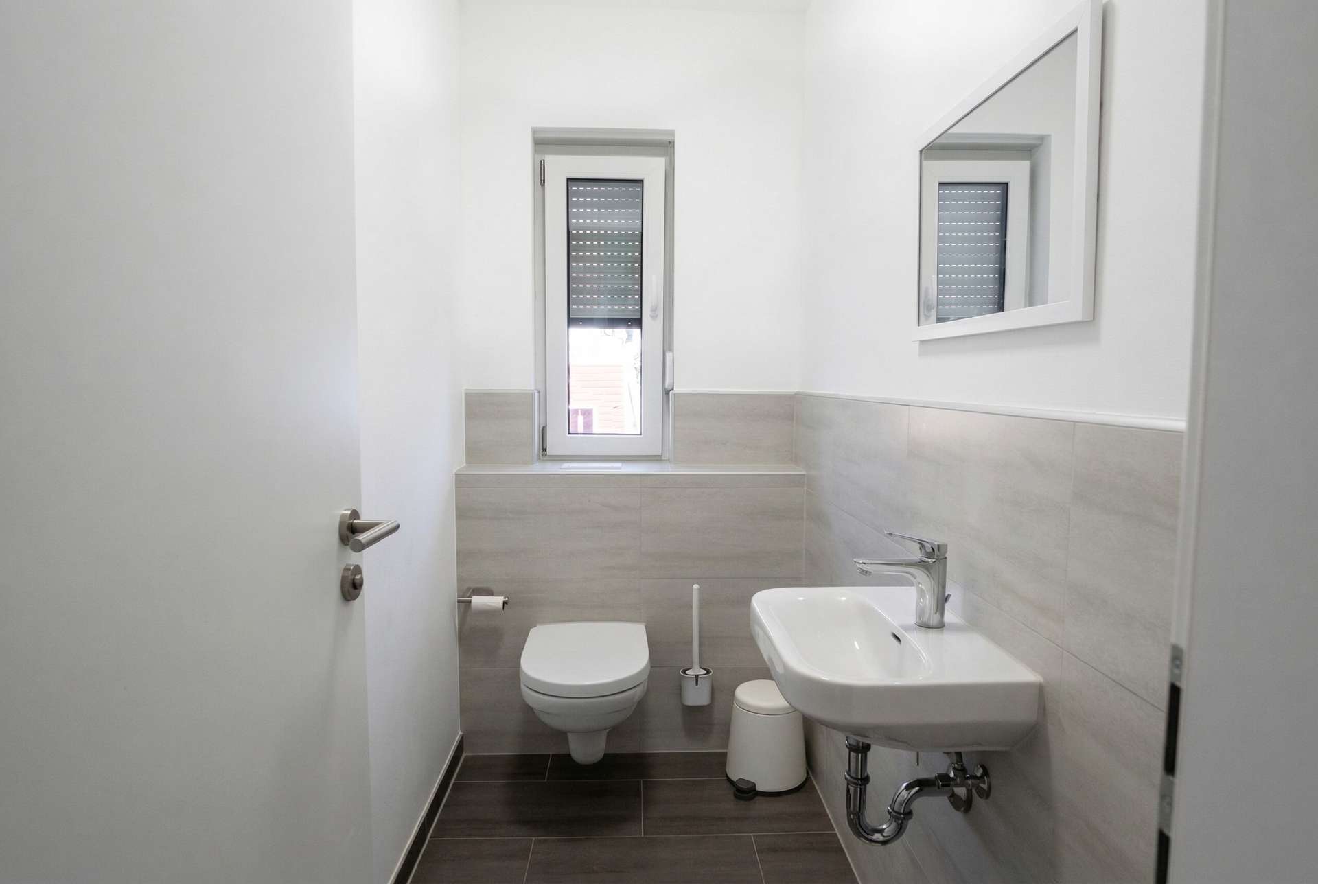 Modernes Gäste-WC mit Tageslicht