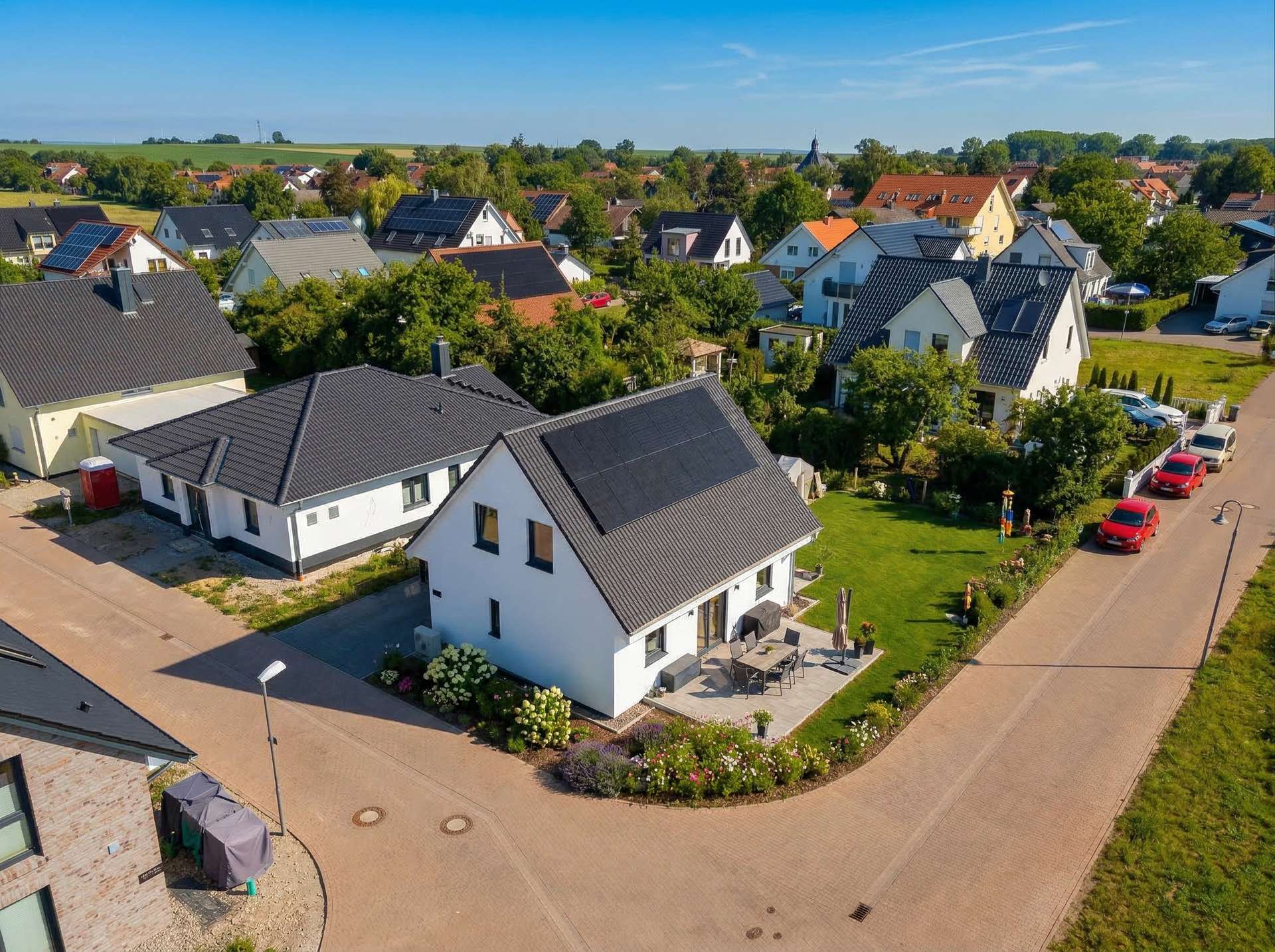 Klare Architektur auf großzügigem Eckgrundstück