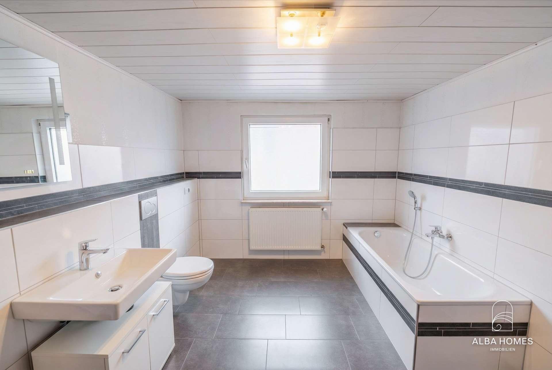 Großzügiges Tageslichtbad mit Wanne und Dusche