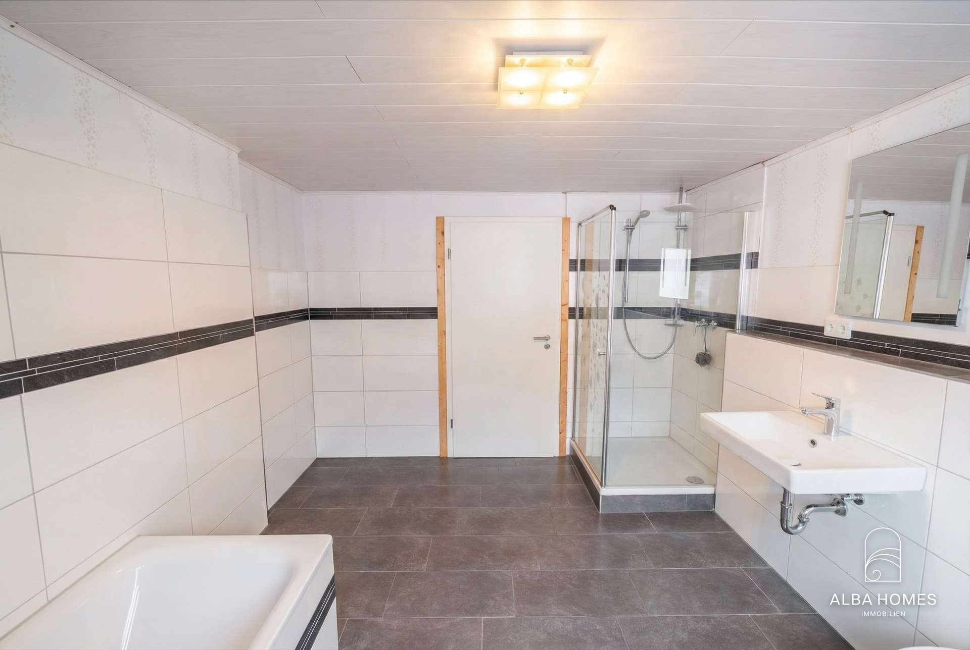 Großzügiges Tageslichtbad mit Wanne und Dusche