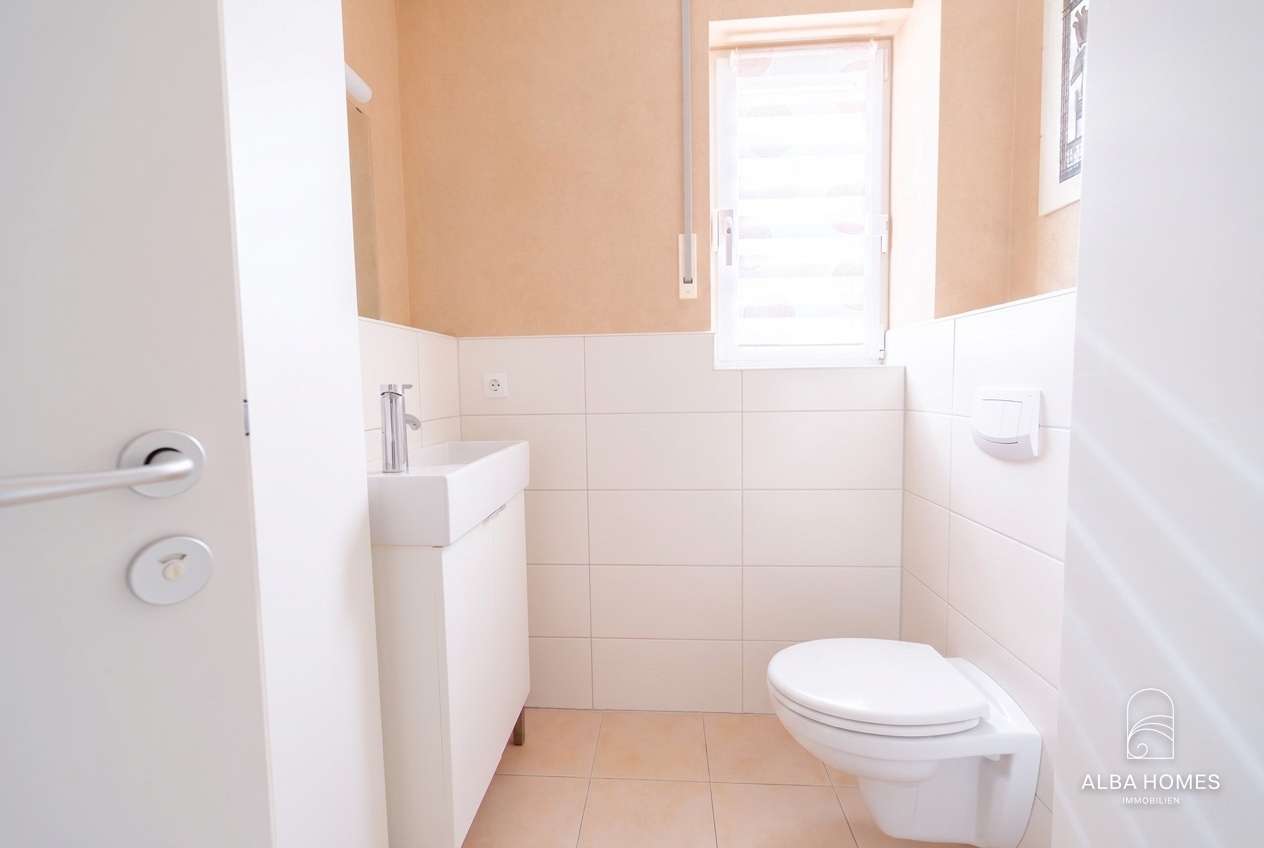 Modernes Gäste-WC mit Tageslicht