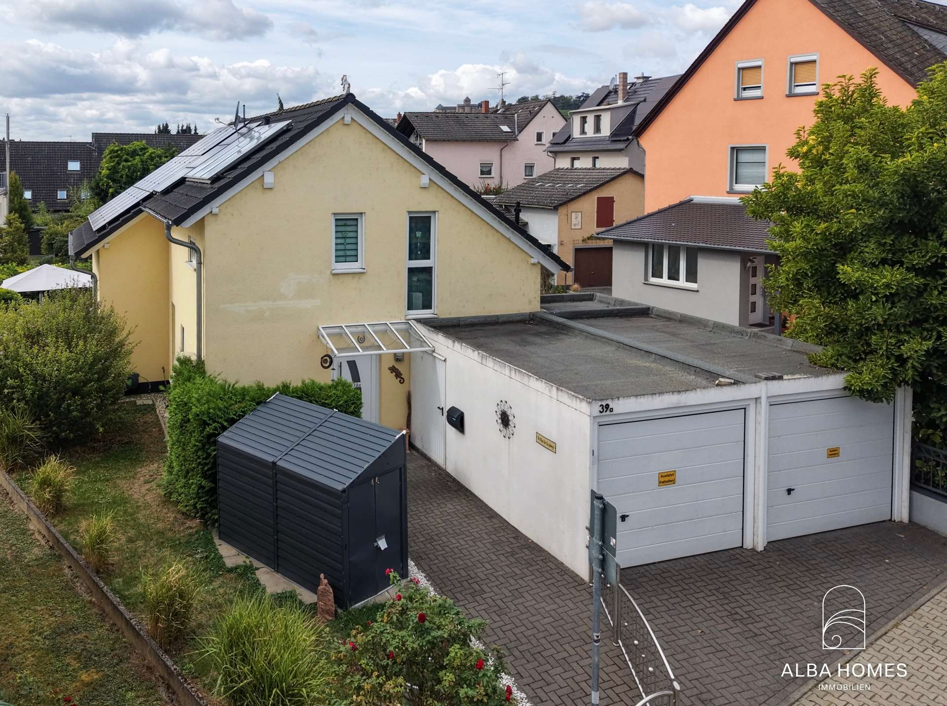 Neuwertiges Einfamilienhaus mit Photovoltaik und zwei Garagen