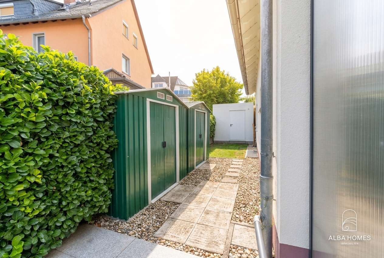 Praktischer Außenbereich mit zusätzlichen Abstellmöglichkeiten