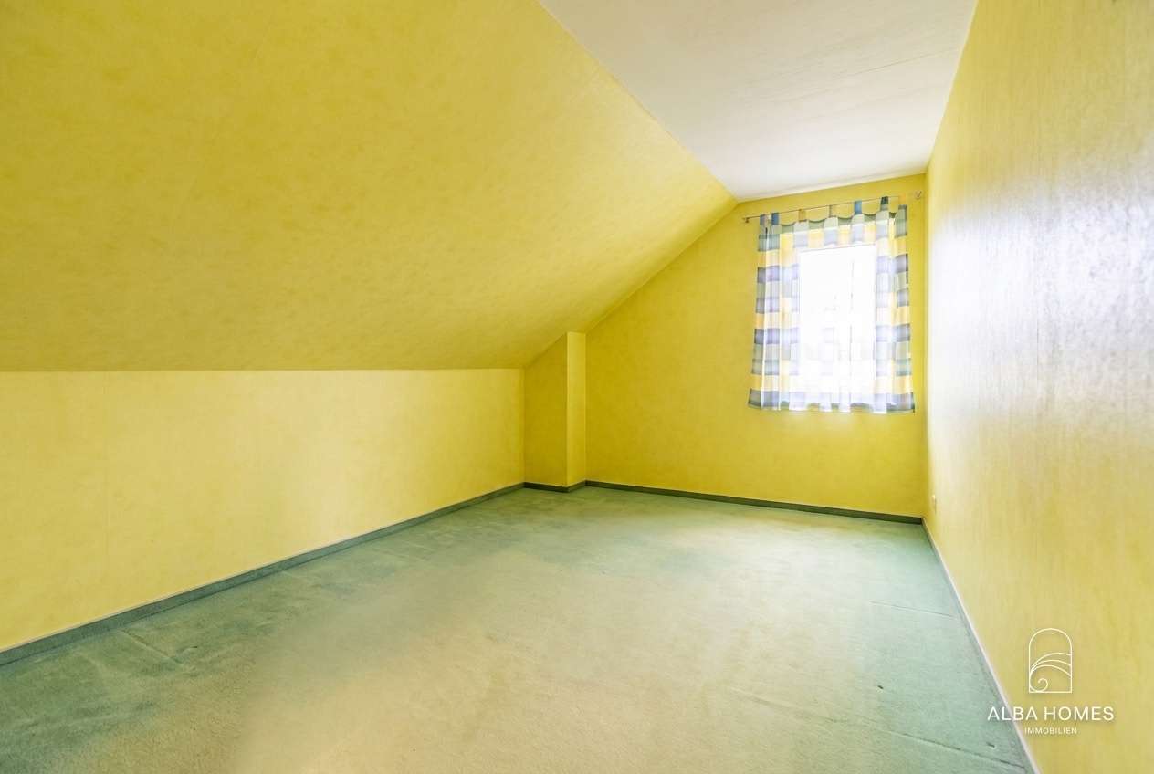 Großzügiges Zimmer im Dachgeschoss mit gemütlicher Atmosphäre