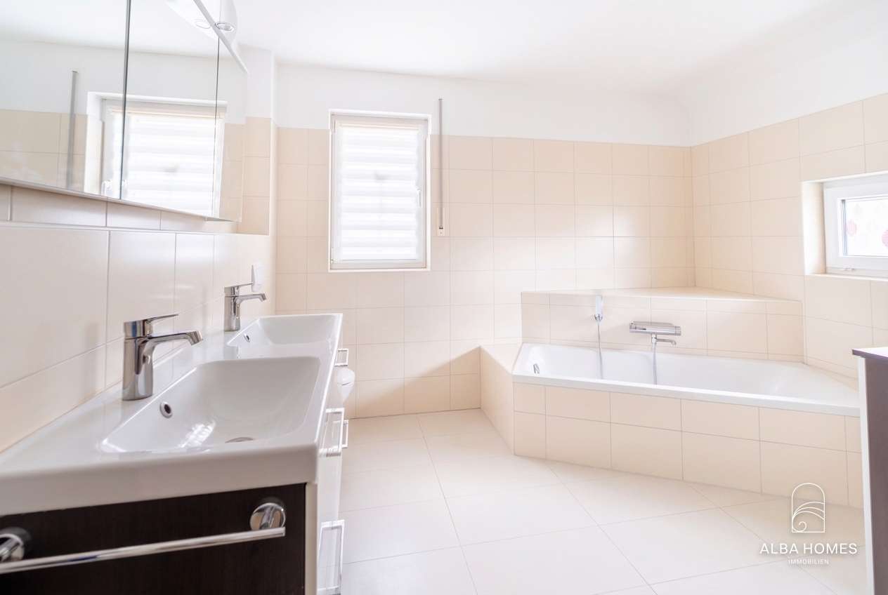 Tageslichtbad mit Badewanne und angenehmer Raumwirkung
