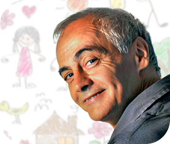 Portrait de l'écrivain jeunesse Michel Piquemal souriant.