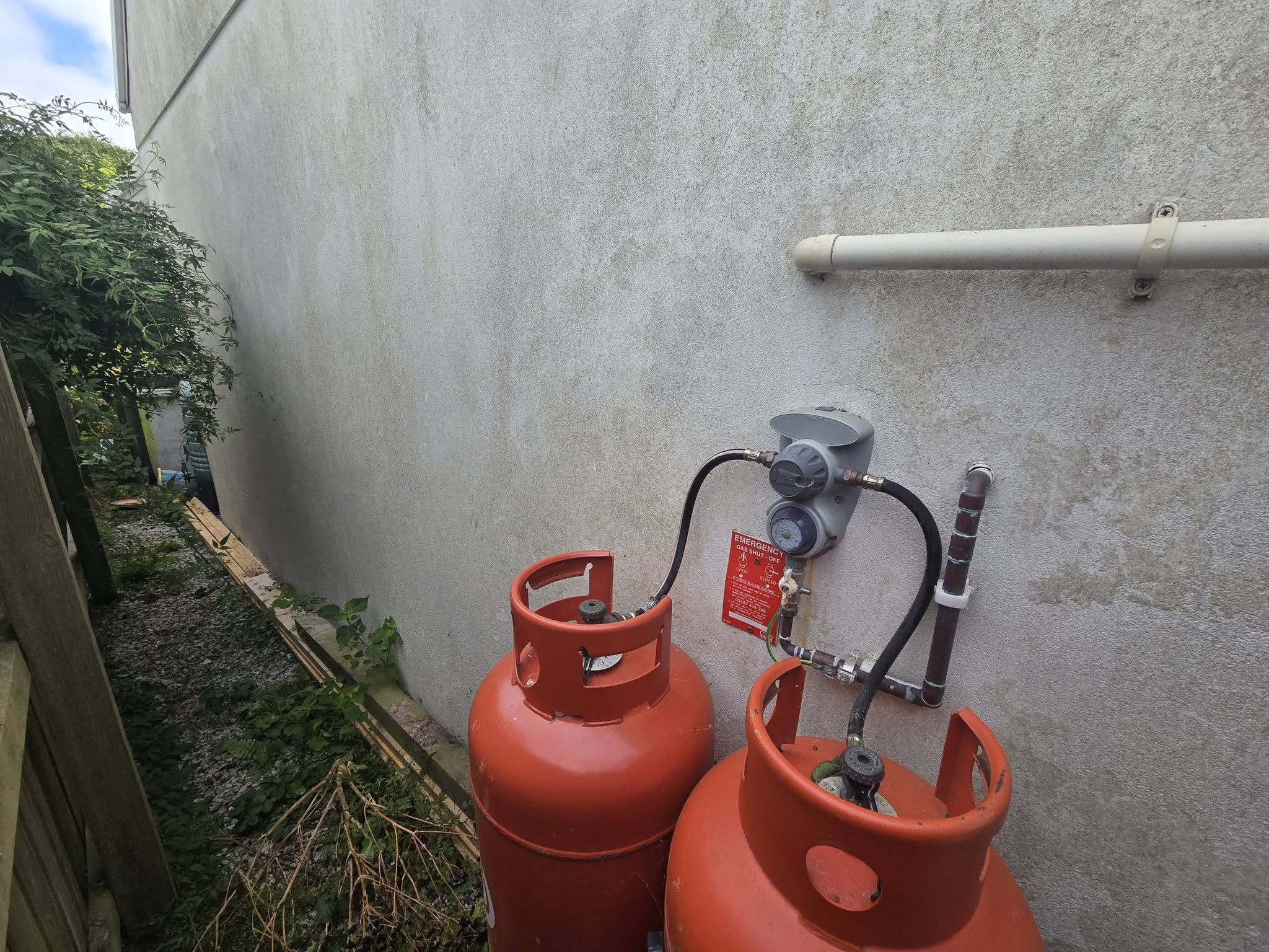 May be an image of water heater and text that says "我 N"