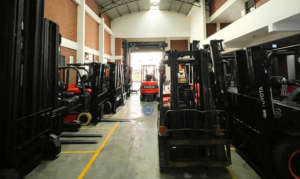 image of tools used in different services (for an automotive service)