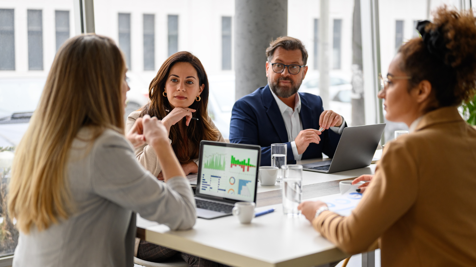 Consultants en stakeholders analyseren bedrijfsprocessen tijdens een business analyse sessie