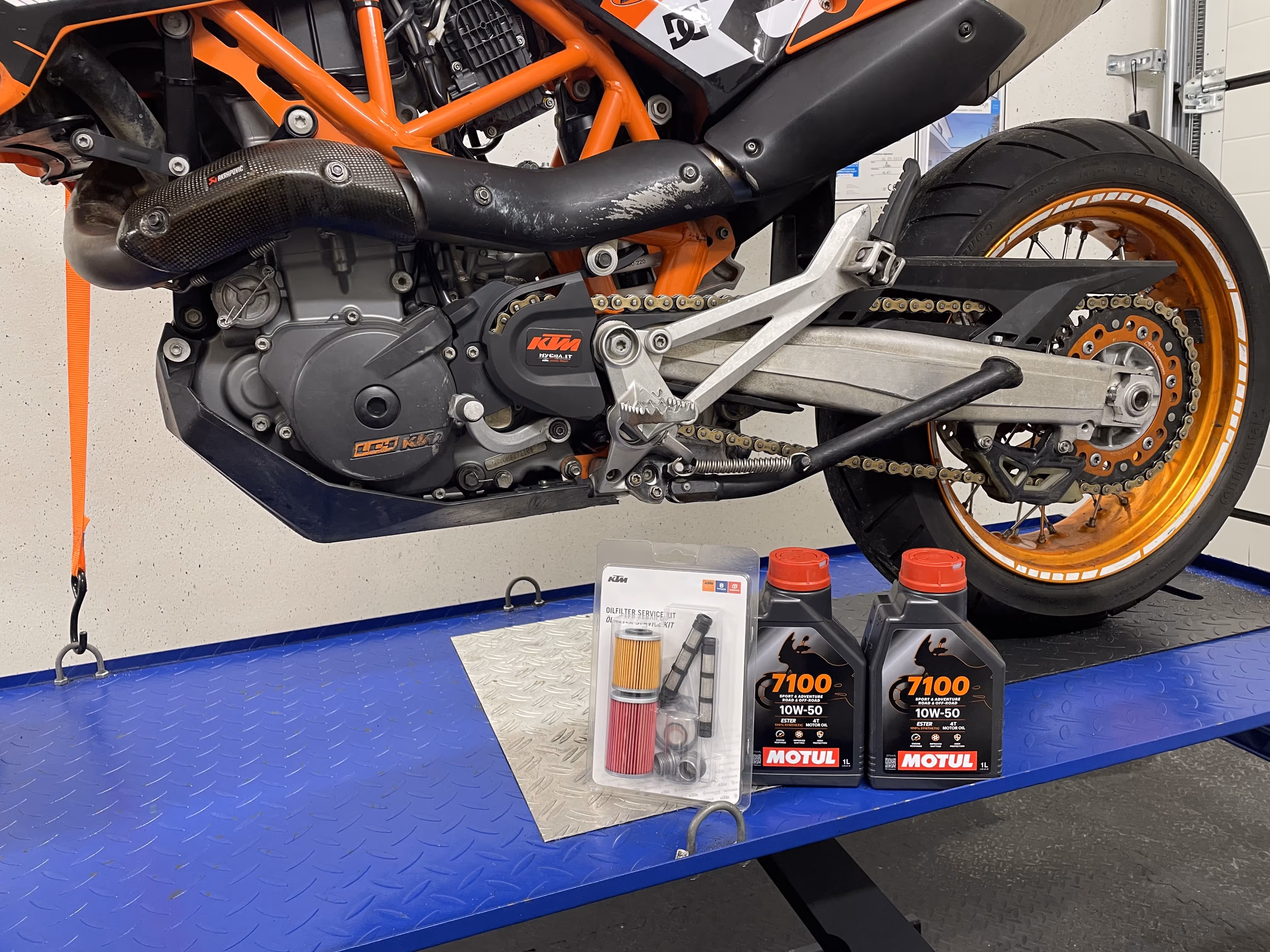 scooter tijdens reparatie op hefbrug bij scootzuid in sittard-geleen