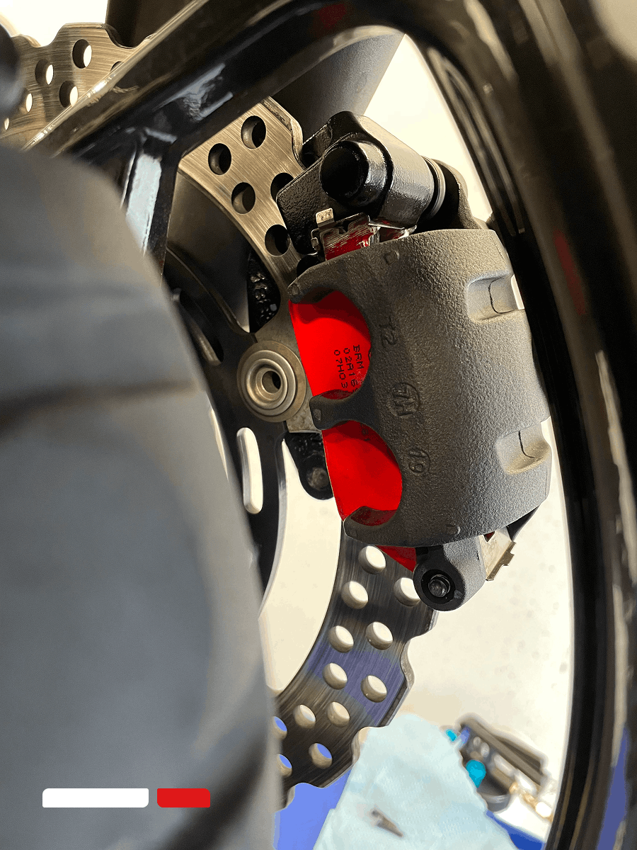 close-up van motorrem met remklauw en remschijf tijdens onderhoud bij scootzuid in sittard-geleen