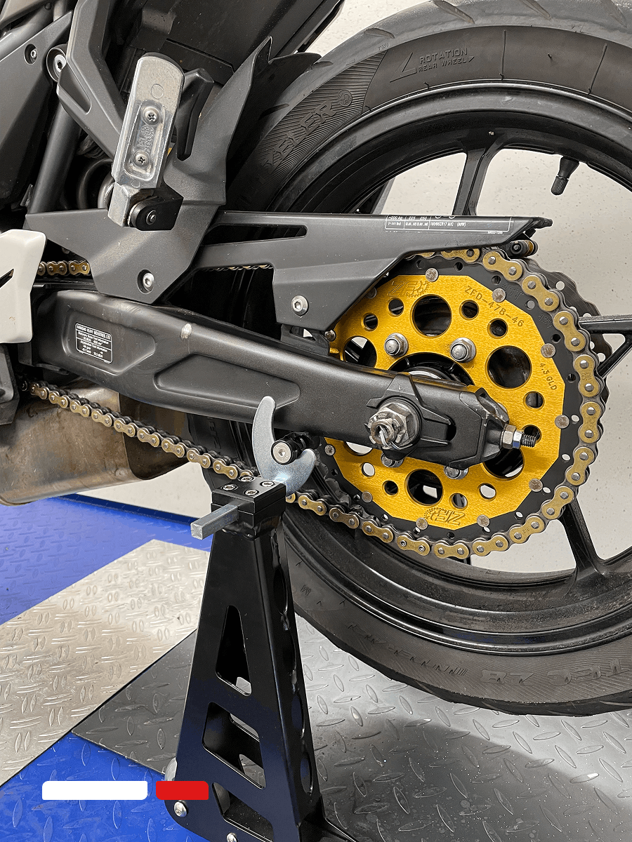 detail van ketting en tandwiel van motor tijdens onderhoud bij scootzuid in sittard-geleen