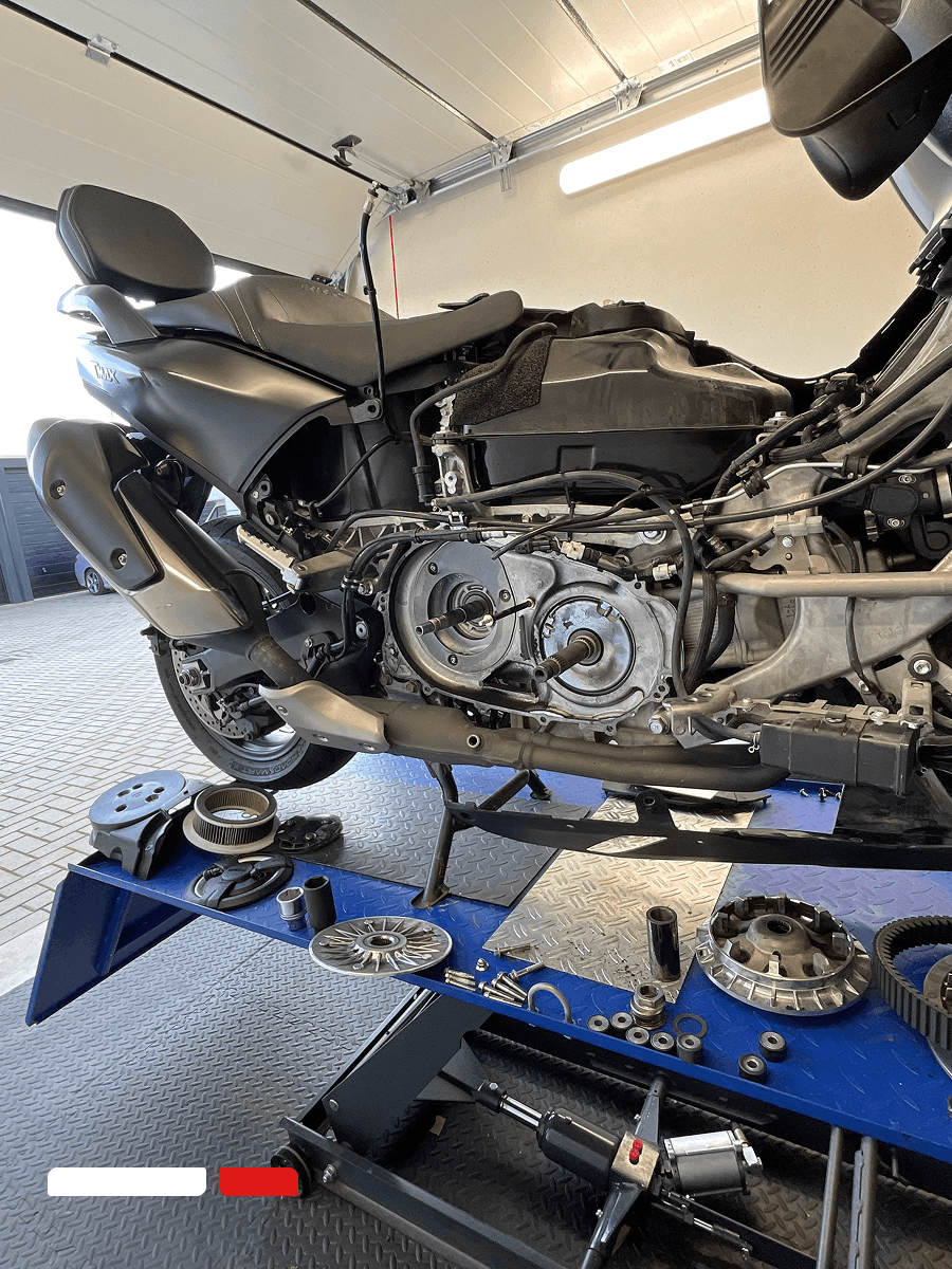 scooter met geopende aandrijving en losse onderdelen tijdens reparatie bij scootzuid in sittard-geleen
