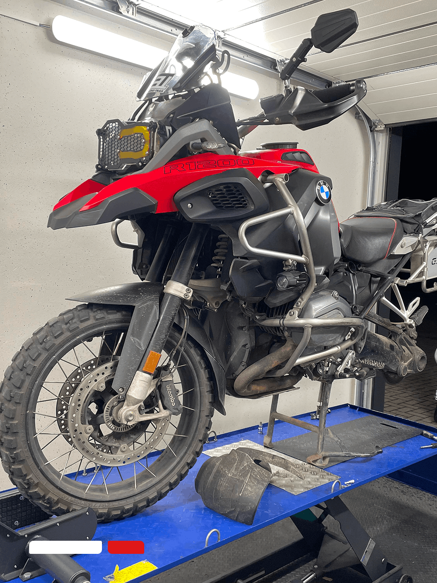 bmw r1200 adventure motor op hefbrug tijdens onderhoud bij scootzuid motor- en scooter garage in sittard-geleen