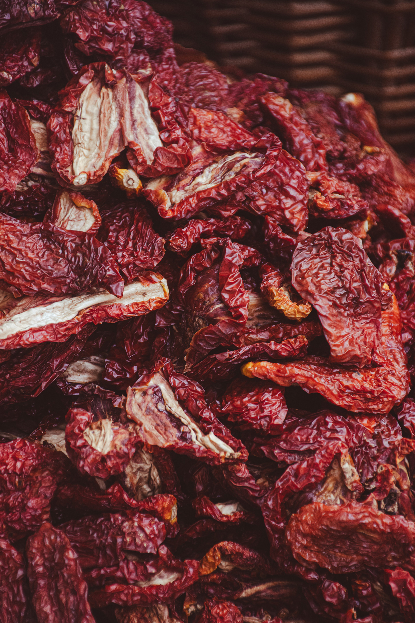 Suszone czerwone pomidory w koszu.