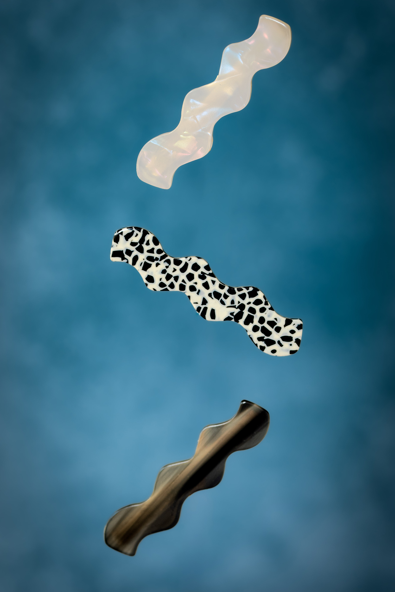 Niebieska butelka wódki smakowej popcorn otoczona białym popcornem.