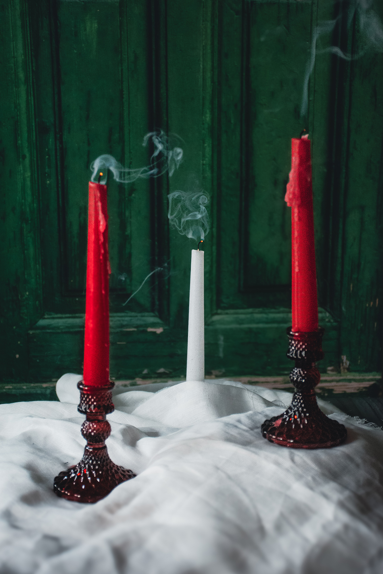 Zardzewiały, częściowo zniszczony drewniany pomost nad spokojnym morzem pod pochmurnym niebem.