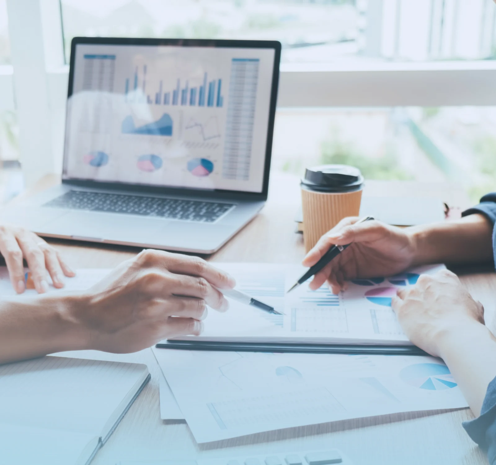 Gemeinsame Steuerung von Performance Marketing Kampagnen: Fachliche Führung und Abstimmung über Werbebudgets und Ergebnisse am Laptop.