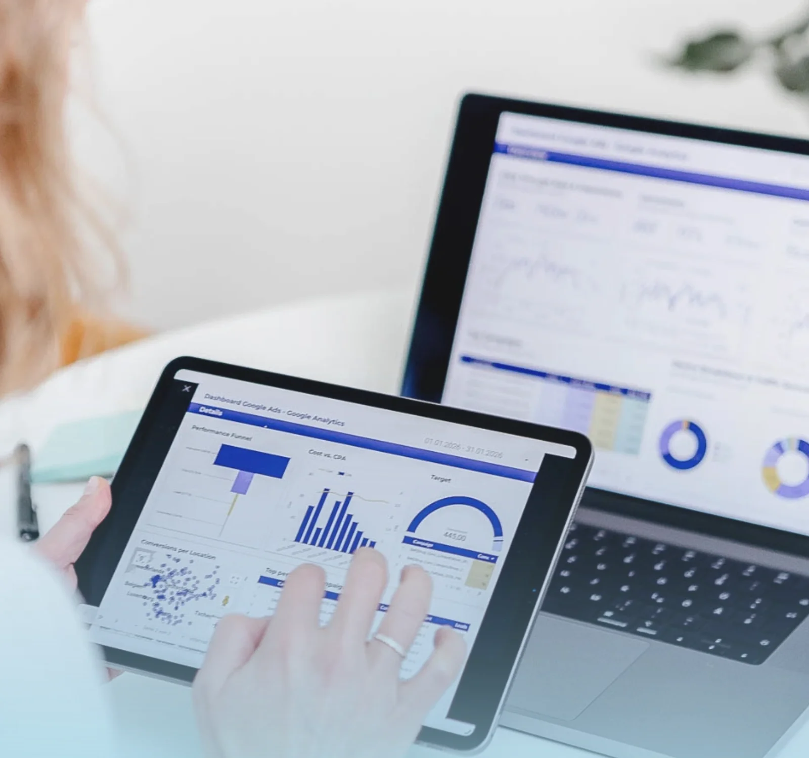 Professionelle Datenstruktur und Tracking-Analyse: Laptop und Tablet zeigen komplexe Performance-Charts für datengestützte Entscheidungen.
