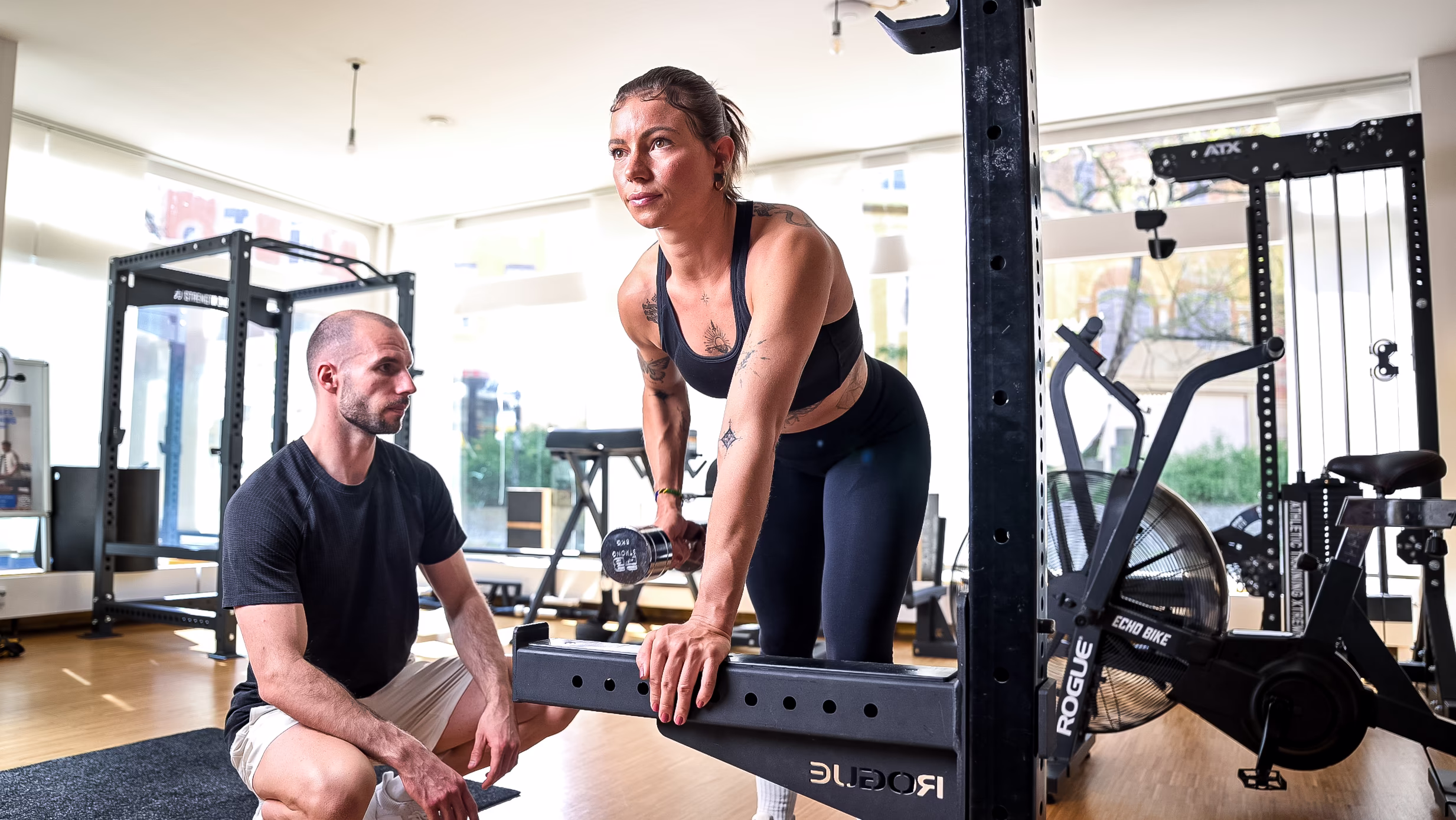 Peter Bischof überprüft die technische Umsetzung einer Trainingsübung bei einer Klientin